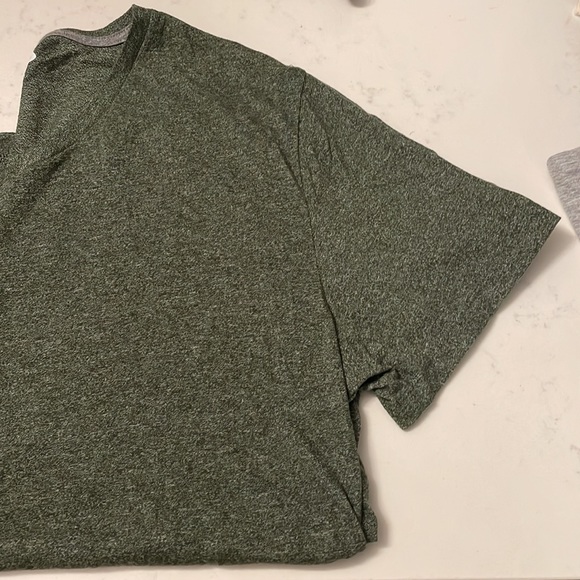 Men's old navy super soft v-neck t-shirt - Picture 5 of 6